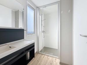 Maisons de vacances Mobil-home Confort 4 pers, plage a 200m, piscine chauffee, terrasse Sud, parking, wifi inclus - FR-1-361A-81 : photos des chambres