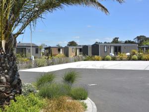 Maisons de vacances Mobil-home Confort 4 pers, plage a 200m, piscine chauffee, terrasse Sud, parking, wifi inclus - FR-1-361A-81 : Mobile Home