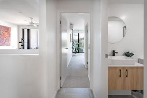 Stylish Family Escape - 5 min walk to Beach