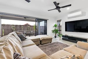 Manoora Haus - Industrial Oasis near Parks & Beach
