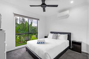 Manoora Haus - Industrial Oasis near Parks & Beach