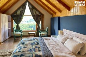 Stayvista at Tulip Terraces Cozy Mountain Home with Fireplace