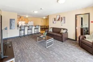 Recharge Right Bright Space with Modern Touches - 阿什兰