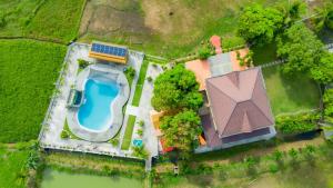 THE OASIS RESORT & VENUE CasaBien 4BR, 2TB, Pool,Wifi, Videoke, BBQ, Balcony, Guest , Near Naga City