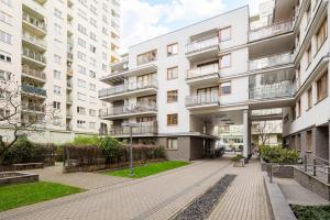 Metro Wilanowska Cosy Apartment by BookingHost