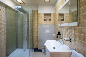 Ultracentral Retreat - Victory Square Views & Style