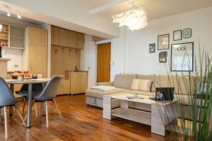 Ultracentral Retreat - Victory Square Views & Style