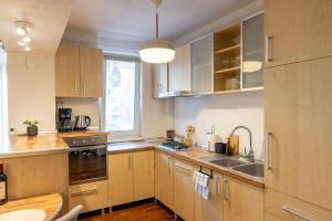 Ultracentral Retreat - Victory Square Views & Style