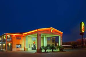 Super 8 by Wyndham San AntonioRiverwalk Area