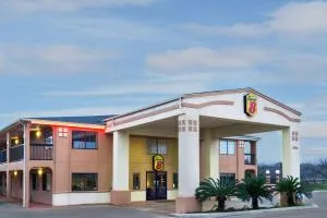 Super 8 by Wyndham San Antonio/Riverwalk Area - Elmendorf
