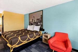 King Room - Non-Smoking room in Super 8 by Wyndham Vandalia/Dayton International Airport