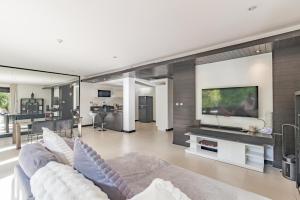 3BR Casa Oasis - Beachfront Home in Laguna & Layan Chom Tawan and Maan Tawan Residences