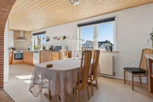 Lovely Holiday Home Close To The Water