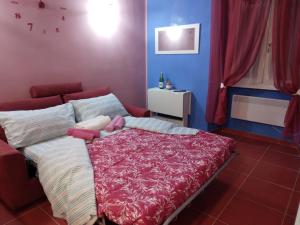 LA CASA DI CARTA red