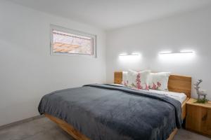 Apartments and rooms Nataša 2 