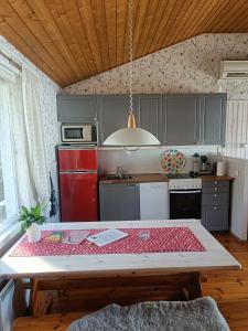 Niemi-Kapee Mansikka - Cozy cottage by the lake