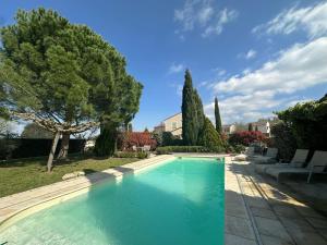 Villa Nicole avec piscine & jardin privés, parking dans le cœur du Luberon, proche Gordes, Roussillon, Goult, Bonnieux