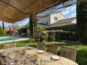 Villa Nicole avec piscine & jardin privés, parking dans le cœur du Luberon, proche Gordes, Roussillon, Goult, Bonnieux