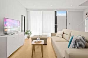 8L Abnb-Style 3BR Home with Courtyards, Steps to Train and Mall