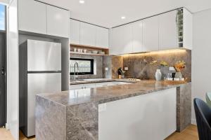 8L Abnb-Style 3BR Home with Courtyards, Steps to Train and Mall