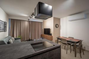New Stylish Designer Apartment - Exceptional Location