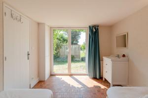 Maisons de vacances La Paisible - 50m mer - Jardin : photos des chambres