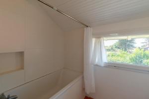 Maisons de vacances La Paisible - 50m mer - Jardin : photos des chambres