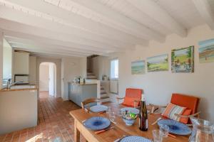 Maisons de vacances La Paisible - 50m mer - Jardin : photos des chambres