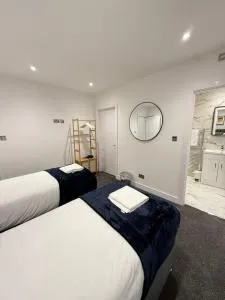 Spacious 4 Bed 4 Bath Stay with Free Parking - Brightside