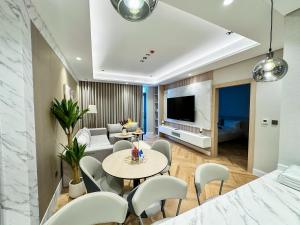 Vserve 1 BR Stay with Stunning Skyline Views