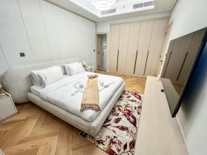 Vserve 1 BR Stay with Stunning Skyline Views