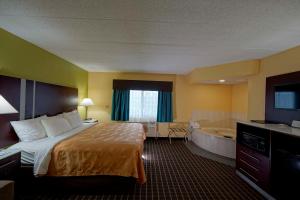 Suite with Hot Tub - Non-Smoking room in Quality Inn & Suites Harrington