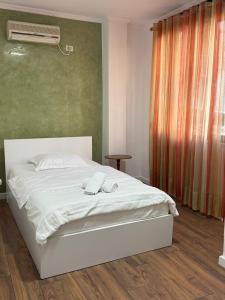 Central Comfort 2BR with Lush Living Room