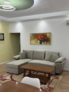 Central Comfort 2BR with Lush Living Room