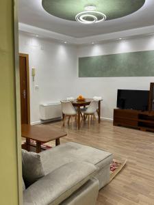 Central Comfort 2BR with Lush Living Room