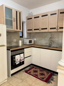 Central Comfort 2BR with Lush Living Room