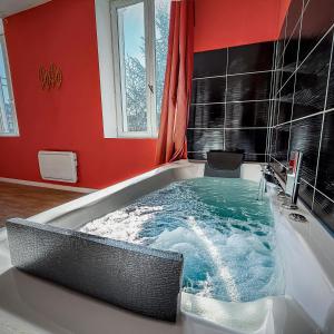 Appartements Studio Chic N2 avec Jacuzzi : photos des chambres