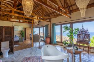 Hillside Chalet with panoramic views