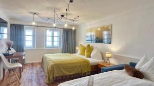 Standard Triple Room with Street View room in Hotel Krone 1512