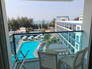 Grandblue condominium 607 with sea view