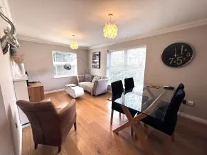 2 Bed 2 Bath Windsor Apartment & Parking 15CC - Windsor