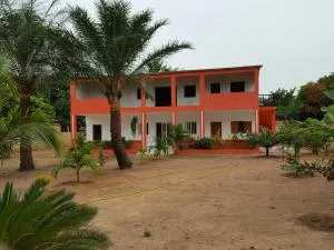 Chambres doubles au premier étage de la Maison Yaka - Boukot Ouolof