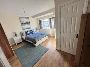 Burnham-Slough Spacious Six Bedroom House - Farnham Royal