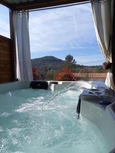 B&B / Chambres d'hotes Aux amoureux de Provence : photos des chambres