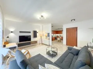 West Side Apt with Private Parking near Exhibition Center - Khaïdhárion