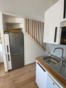 Cozy Renovated House with South-Facing Patio and Parking