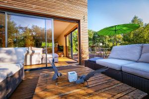 Maisons de vacances L'Ecrin de Bois - Maison d'architecte avec Spa sur un grand terrain arbore : photos des chambres