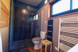 Maisons de vacances L'Ecrin de Bois - Maison d'architecte avec Spa sur un grand terrain arbore : photos des chambres