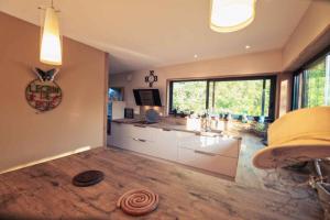 Maisons de vacances L'Ecrin de Bois - Maison d'architecte avec Spa sur un grand terrain arbore : photos des chambres