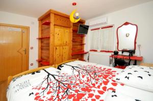 Family friendly house with a swimming pool Plano, Trogir - 23902